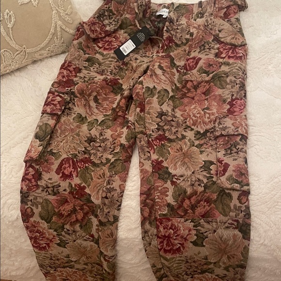 Fashion nova cargo floral Tapestry Pants - Picture 4 of 6